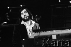 Luty 1980, Warszawa, Polska.
Studio Telewizji Polskiej. Piosenkarz Czesław Niemen w czasie nagrywania programu.
Fot. Wojciech Druszcz, zbiory Ośrodka KARTA