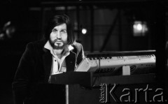 Luty 1980, Warszawa, Polska.
Studio Telewizji Polskiej. Piosenkarz Czesław Niemen w czasie nagrywania programu.
Fot. Wojciech Druszcz, zbiory Ośrodka KARTA