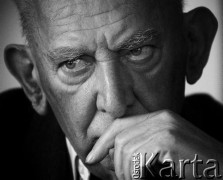 Grudzień 2004, Warszawa, Polska.
Aktor, reżyser, dyrektor Teatru Dramatycznego Gustaw Holoubek.
Fot. Wojciech Druszcz, zbiory Ośrodka KARTA