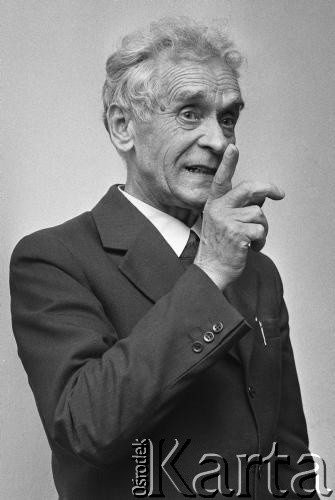 1975, Warszawa, Polska.
Franciszkanin Czesław Andrzej Klimuszko – zielarz, jasnowidz.
Fot. Wojciech Druszcz, zbiory Ośrodka KARTA