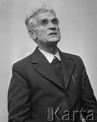 1975, Warszawa, Polska.
Franciszkanin Czesław Andrzej Klimuszko – zielarz, jasnowidz.
Fot. Wojciech Druszcz, zbiory Ośrodka KARTA