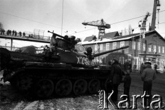 15.12.1981, Gdańsk, Polska.
Wprowadzenie stanu wojennego - czołgi i transportery opancerzone pod Bramą Główną do Stoczni Gdańskiej im. Lenina, w której trwa strajk okupacyjny stoczniowców przeciwko wprowadzeniu stanu wojennego. Na zdjęciu mieszkańcy Gdańska w rozmowie z żołnierzami.
Fot. Leszek Pękalski, zbiory Ośrodka KARTA