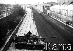 15.12.1981, Gdańsk, Polska.
Wprowadzenie stanu wojennego - czołg na torach kolejki trójmiejskiej, obok terenu Stoczni Gdańskiej im. Lenina, podczas trwającego tam strajku okupacyjnego soczniowców przeciwko wprowadzeniu stanu wojennego.
Fot. Leszek Pękalski, zbiory Ośrodka KARTA