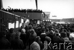 15.12.1981, Gdańsk, Polska.
Wprowadzenie stanu wojennego - tłum mieszkańców Gdańska pod Bramą nr 2 do Stoczni Gdańskiej im. Lenina, w której trwa strajk okupacyjny stoczniowców przeciwko wprowadzeniu stanu wojennego.
Fot. Leszek Pękalski, zbiory Ośrodka KARTA