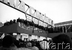 15.12.1981, Gdańsk, Polska.
Wprowadzenie stanu wojennego - tłum mieszkańców Gdańska pod Bramą nr 2 do Stoczni Gdańskiej im. Lenina, w której trwa strajk okupacyjny stoczniowców przeciwko wprowadzeniu stanu wojennego.
Fot. Leszek Pękalski, zbiory Ośrodka KARTA