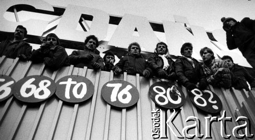 15.12.1981, Gdańsk, Polska.
Wprowadzenie stanu wojennego - robotnicy Stoczni Gdańskiej im. Lenina na dachu wartowni przy Bramie nr 2. W stoczni trwa strajk okupacyjny przeciwko wprowadzeniu stanu wojennego.
Fot. Leszek Pękalski, zbiory Ośrodka KARTA