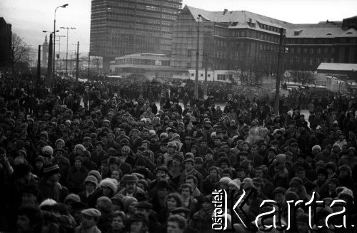 15.12.1981, Gdańsk, Polska.
Wprowadzenie stanu wojennego - tłum mieszkańców Gdańska pod Bramą nr 2 do Stoczni Gdańskiej im. Lenina, w której trwa strajk okupacyjny stoczniowców przeciwko wprowadzeniu stanu wojennego.
Fot. Leszek Pękalski, zbiory Ośrodka KARTA