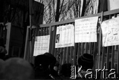15.12.1981, Gdańsk, Polska.
Wprowadzenie stanu wojennego - tłum mieszkańców Gdańska pod Bramą nr 2 do Stoczni Gdańskiej im.Lenina, w której trwa strajk okupacyjny stoczniowców przeciwko wprowadzeniu stanu wojennego. Na bramie widoczne obwieszczenia i plakaty strajkujących, m.in. informacja o internowaniu Lecha Wałęsy.
Fot. Leszek Pękalski, zbiory Ośrodka KARTA