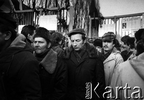 15.12.1981, Gdańsk, Polska.
Wprowadzenie stanu wojennego - grupa stoczniowców z pierwszej zmiany kończy pracę, przerywa strajk okupacyjny i opuszcza teren Stoczni przez Bramę nr 2.
Fot. Leszek Pękalski, zbiory Ośrodka KARTA