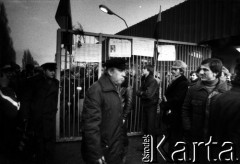 15.12.1981, Gdańsk, Polska.
Wprowadzenie stanu wojennego - grupa stoczniowców z pierwszej zmiany kończy pracę, przerywa strajk okupacyjny i opuszcza teren Stoczni przez Bramę nr 2.
Fot. Leszek Pękalski, zbiory Ośrodka KARTA