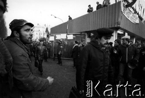 15.12.1981, Gdańsk, Polska.
Wprowadzenie stanu wojennego - grupa stoczniowców z pierwszej zmiany kończy pracę, przerywa strajk okupacyjny i opuszcza teren Stoczni przez Bramę nr 2.
Fot. Leszek Pękalski, zbiory Ośrodka KARTA