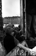 Ok. 24.12.1981, Gdańsk, Polska.
Stan wojenny - wyładunek pod kościołem św. Brygidy transportu darów z Holandii dla ludności w Polsce. W tym transporcie przywieziono budyń.
Fot. Leszek Pękalski, zbiory Ośrodka KARTA