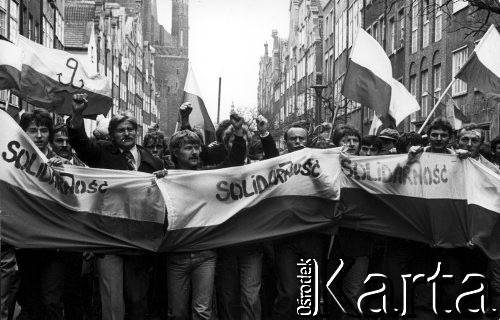 1.05.1982, Gdańsk, Polska.
Stan wojenny - niezależna manifestacja 1-Majowa na ulicy Gdańska. 
Fot. Leszek Pękalski, zbiory Ośrodka KARTA