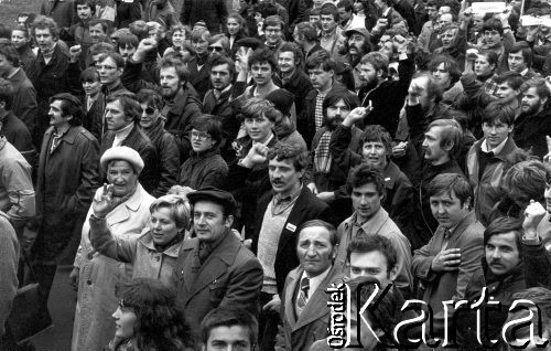 1.05.1982, Gdańsk, Polska.
Stan wojenny - uczestnicy niezależnej manifestacji 1-Majowej na ulicy Gdańska.
Fot. Leszek Pękalski, zbiory Ośrodka KARTA