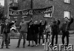1983, Częstochowa, Polska.
Młodzież z transparentem 