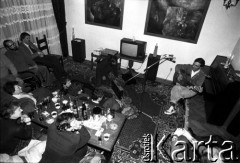 26.01.1986, Gdańsk, Polska.
Tadeusz Sikora - podziemny koncert.
Fot. Leszek Pękalski, zbiory Ośrodka KARTA