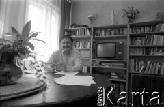 Kwiecień 1989, Sopot, Polska.
Lech Kaczyński w mieszkaniu przy ulicy Mierosławskiego. Zdjęcie wykonane w ramach przygotowań do kampanii wyborczej przed wyborami parlamentarnymi.
Fot. Leszek Pękalski, zbiory Ośrodka KARTA