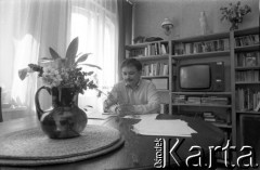 Kwiecień 1989, Sopot, Polska.
Lech Kaczyński w mieszkaniu przy ulicy Mierosławskiego. Zdjęcie wykonane w ramach przygotowań do kampanii wyborczej przed wyborami parlamentarnymi.
Fot. Leszek Pękalski, zbiory Ośrodka KARTA