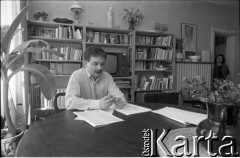Kwiecień 1989, Sopot, Polska.
Lech Kaczyński w mieszkaniu przy ulicy Mierosławskiego. Zdjęcie wykonane w ramach przygotowań do kampanii wyborczej przed wyborami parlamentarnymi.
Fot. Leszek Pękalski, zbiory Ośrodka KARTA