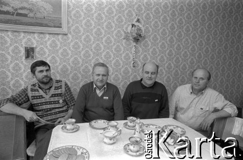 Kwiecień 1989, Polska.
2. z lewej siedzi Czesław Nowak, kandydat Komitetu Obywatelskiego 