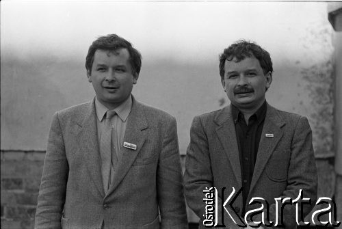 Maj 1989, Sopot, Polska.
Bracia Lech (z prawej) i Jarosław Kaczyńscy. Zdjęcie wykonane podczas kampanii wyborczej przed wyborami parlamentarnymi.
Fot. Leszek Pękalski, zbiory Ośrodka KARTA