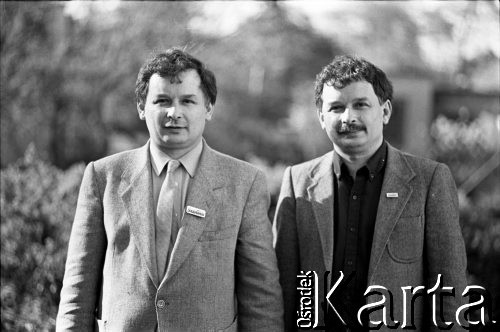 Maj 1989, Sopot, Polska.
Bracia Lech (z prawej) i Jarosław Kaczyńscy. Zdjęcie wykonane podczas kampanii wyborczej przed wyborami parlamentarnymi.
Fot. Leszek Pękalski, zbiory Ośrodka KARTA