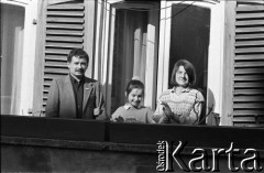 Maj 1989, Sopot, Polska.
Lech Kaczyński z żoną Marią i córką Martą na balkonie mieszkania przy ulicy Mierosławskiego. Zdjęcie wykonane podczas kampanii wyborczej przed wyborami parlamentarnymi.
Fot. Leszek Pękalski, zbiory Ośrodka KARTA