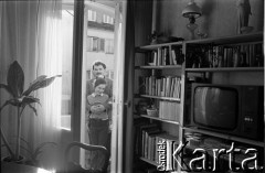 Maj 1989, Sopot, Polska.
Lech Kaczyński z córką Martą w mieszkaniu przy ulicy Mierosławskiego. Zdjęcie wykonane podczas kampanii wyborczej przed wyborami parlamentarnymi.
Fot. Leszek Pękalski, zbiory Ośrodka KARTA