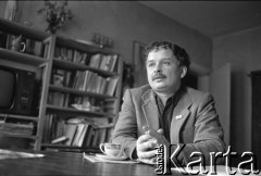 Maj 1989, Sopot, Polska.
Lech Kaczyński w mieszkaniu przy ulicy Mierosławskiego. Zdjęcie wykonane podczas kampanii wyborczej przed wyborami parlamentarnymi.
Fot. Leszek Pękalski, zbiory Ośrodka KARTA