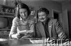 Maj 1989, Sopot, Polska.
Lech Kaczyński z żoną Marią w mieszkaniu przy ulicy Mierosławskiego. Zdjęcie wykonane podczas kampanii wyborczej przed wyborami parlamentarnymi.
Fot. Leszek Pękalski, zbiory Ośrodka KARTA