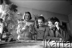 Maj 1989, Sopot, Polska.
Lech Kaczyński z żoną Marią i córką Martą w mieszkaniu przy ulicy Mierosławskiego. Zdjęcie wykonane podczas kampanii wyborczej przed wyborami parlamentarnymi.
Fot. Leszek Pękalski, zbiory Ośrodka KARTA