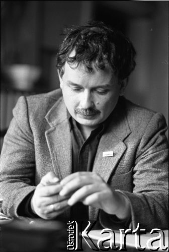Maj 1989, Sopot, Polska.
Lech Kaczyński w mieszkaniu przy ulicy Mierosławskiego. Zdjęcie wykonane podczas kampanii wyborczej przed wyborami parlamentarnymi.
Fot. Leszek Pękalski, zbiory Ośrodka KARTA