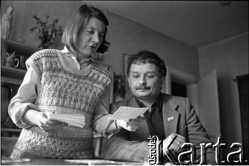 Maj 1989, Sopot, Polska.
Lech Kaczyński z żoną Marią w mieszkaniu przy ulicy Mierosławskiego. Zdjęcie wykonane podczas kampanii wyborczej przed wyborami parlamentarnymi.
Fot. Leszek Pękalski, zbiory Ośrodka KARTA