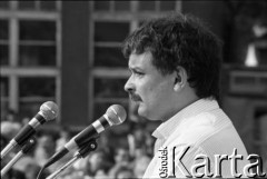 Maj 1989, Tczew, Polska.
Lech Kaczyński podczas spotkania na rynku z kandydatami Komitetu Obywatelskiego 