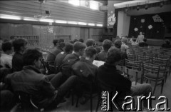 Maj 1989, Polska.
Kampania przed wyborami do parlamentu, spotkanie z kandydatem PZPR na senatora Jerzym Kołodziejskim.
Fot. Leszek Pękalski, zbiory Ośrodka KARTA