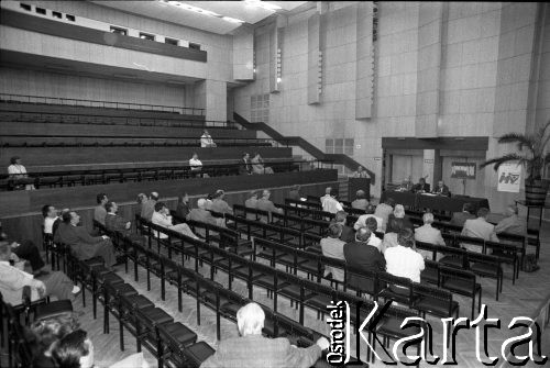 Maj 1989, Gdańsk (?), Polska.
Kampania przed wyborami czerwcowymi. Spotkanie z kandydatami PZPR do parlamentu.
Fot. Leszek Pękalski, zbiory Ośrodka KARTA