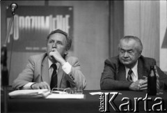 Maj 1989, Gdańsk (?), Polska.
Kampania przed wyborami czerwcowymi. Spotkanie z kandydatami PZPR do parlamentu. Z lewej siedzi Jerzy Kołodziejski.
Fot. Leszek Pękalski, zbiory Ośrodka KARTA