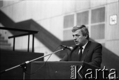 Maj 1989, Gdańsk (?), Polska.
Kampania przed wyborami czerwcowymi. Spotkanie z kandydatami PZPR do parlamentu, przemawia wojewoda gdański Jerzy Jędykiewicz.
Fot. Leszek Pękalski, zbiory Ośrodka KARTA
