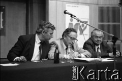 Maj 1989, Gdańsk (?), Polska.
Kampania przed wyborami czerwcowymi. Spotkanie z kandydatami PZPR do parlamentu, z lewej wojewoda gdański Jerzy Jędykiewicz, w środku Jerzy Kołodziejski.
Fot. Leszek Pękalski, zbiory Ośrodka KARTA