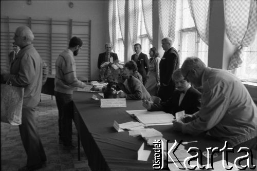 4.06.1989, Gdańsk, Polska.
Pierwsza tura wyborów do parlamentu. Lokal wyborczy przy ul. Bażyńskiego.
Fot. Leszek Pękalski, zbiory Ośrodka KARTA