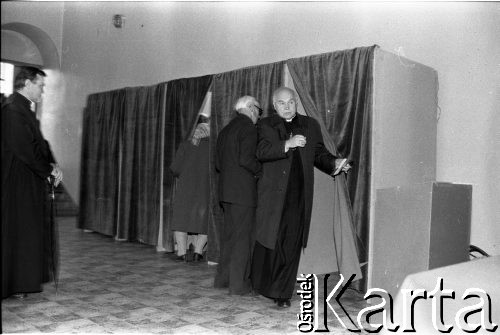 4.06.1989, Gdańsk, Polska.
Pierwsza tura wyborów do parlamentu. Biskup gdański Tadeusz Gocłowski w lokalu wyborczym przy ul. Bażyńskiego.
Fot. Leszek Pękalski, zbiory Ośrodka KARTA