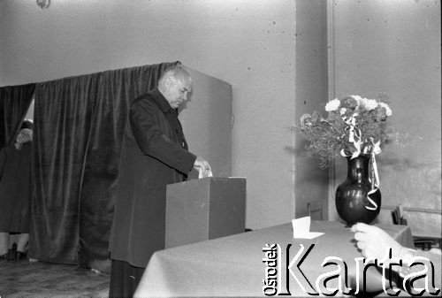 4.06.1989, Gdańsk, Polska.
Pierwsza tura wyborów do parlamentu. Biskup gdański Tadeusz Gocłowski wrzuca głos do urny w lokalu wyborczym przy ul. Bażyńskiego.
Fot. Leszek Pękalski, zbiory Ośrodka KARTA