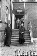 4.06.1989, Gdańsk, Polska.
Pierwsza tura wyborów do parlamentu. Biskup gdański Tadeusz Gocłowski opuszcza lokal wyborczy przy ul. Bażyńskiego.
Fot. Leszek Pękalski, zbiory Ośrodka KARTA