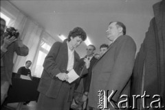 4.06.1989, Gdańsk, Polska.
Pierwsza tura wyborów do parlamentu. Lech Wałęsa wraz z żoną Danutą w lokalu wyborczym przy ul. Bażyńskiego.
Fot. Leszek Pękalski, zbiory Ośrodka KARTA