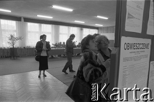 4.06.1989, Gdańsk, Polska.
Pierwsza tura wyborów do parlamentu, lokal wyborczy.
Fot. Leszek Pękalski, zbiory Ośrodka KARTA