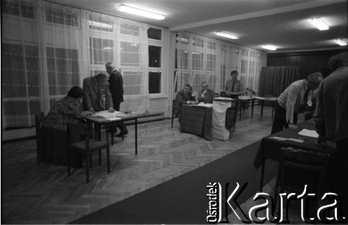 4.06.1989, Sopot, Polska.
Pierwsza tura wyborów do parlamentu, lokal wyborczy.
Fot. Leszek Pękalski, zbiory Ośrodka KARTA