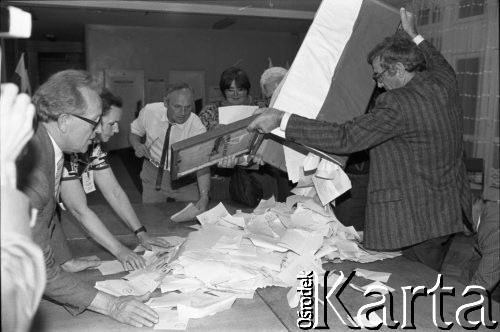4.06.1989, Sopot, Polska.
Pierwsza tura wyborów do parlamentu. Lokal wyborczy, otwarcie urny wyborczej.
Fot. Leszek Pękalski, zbiory Ośrodka KARTA