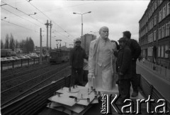 27.01.1990, Gdańsk, Polska.
Wywiezienie figury Lenina z terenu Stoczni Gdańskiej.
Fot. Leszek Pękalski, zbiory Ośrodka KARTA