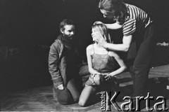 1979, Poznań, Polska.
Próba do spektaklu Teatru Ósmego Dnia. W środku Ewa Wójciak, z prawej Marcin Kęszycki.
Fot. Joanna Helander, zbiory Ośrodka KARTA