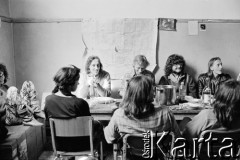 1986, Ferrara, Włochy.
Artyści i współpracownicy Teatru Ósmego Dnia, siedzą od lewej (przodem): Daria Anfelli, Lech Raczak, Tadeusz Janiszewski, Bo Persson, Adam Borowski. 
Fot. Joanna Helander, zbiory Ośrodka KARTA